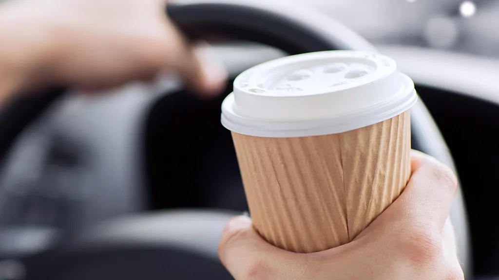 A băut cafea la volan şi s-a înecat. Ce a urmat este de coşmar