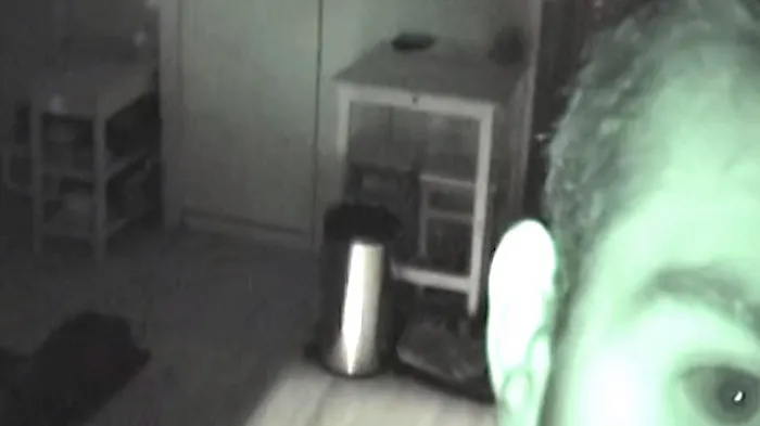 HORROR! A observat fenomene ciudate în casă şi că-i dispare mâncarea. A instalat un spy-cam. ŞOC!