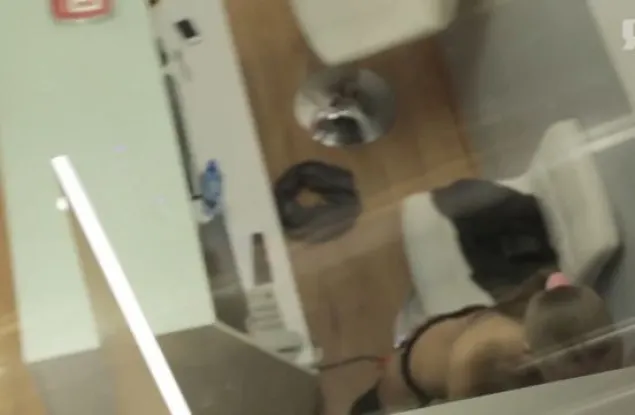 Angajată de MULTINAȚIONALĂ filmată la locul de muncă. Ce au DESCOPERIT colegii