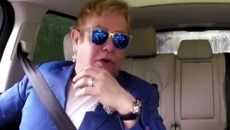 Karaoke inedit cu Elton John. Ce melodii a trebuit să interpreteze cântărețul