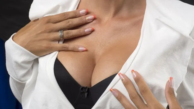 3 metode naturale prin care poți preveni lăsarea sânilor
