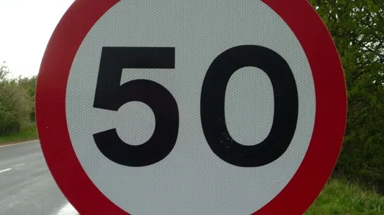 Atenție! Limita legală de viteză scade pe un drum național. Cauza: prea multe accidente