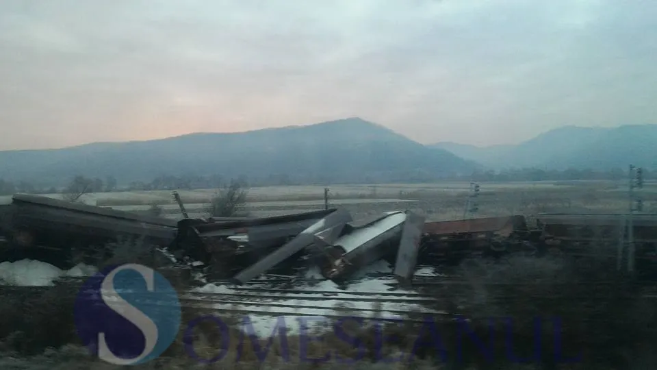 Zece vagoane ale unui marfar au deraiat în Sălaj. Circulaţia blocată între două staţii 