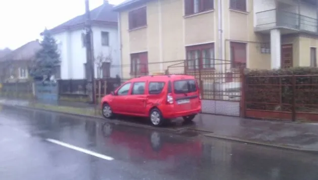 Şi-a parcat maşina în faţa casei, dar când s-a întors a avut un şoc.Acum cere ajutorul internauţilor