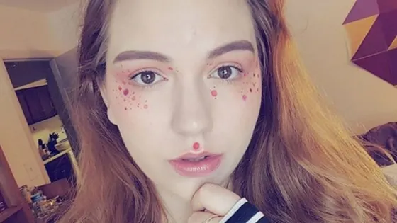 Nebunia de pe rețelele de socializare. Ce își fac tinerele la față. Cel mai tare truc de make-up