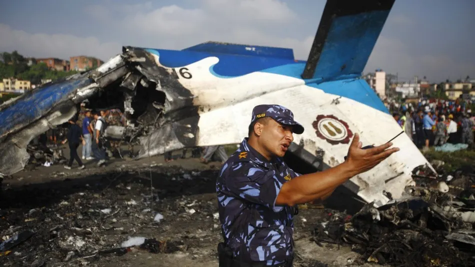 Un avion cu 11 pasageri la bord s-a prăbuşit în Nepal