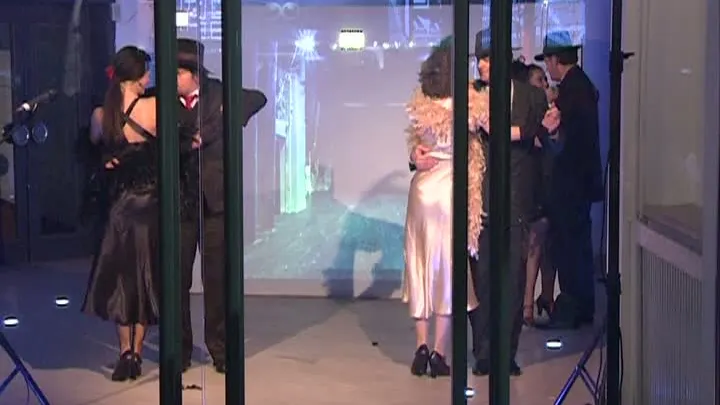 Protest artistic în faţa teatrului Notarra, din lipsă de sediu