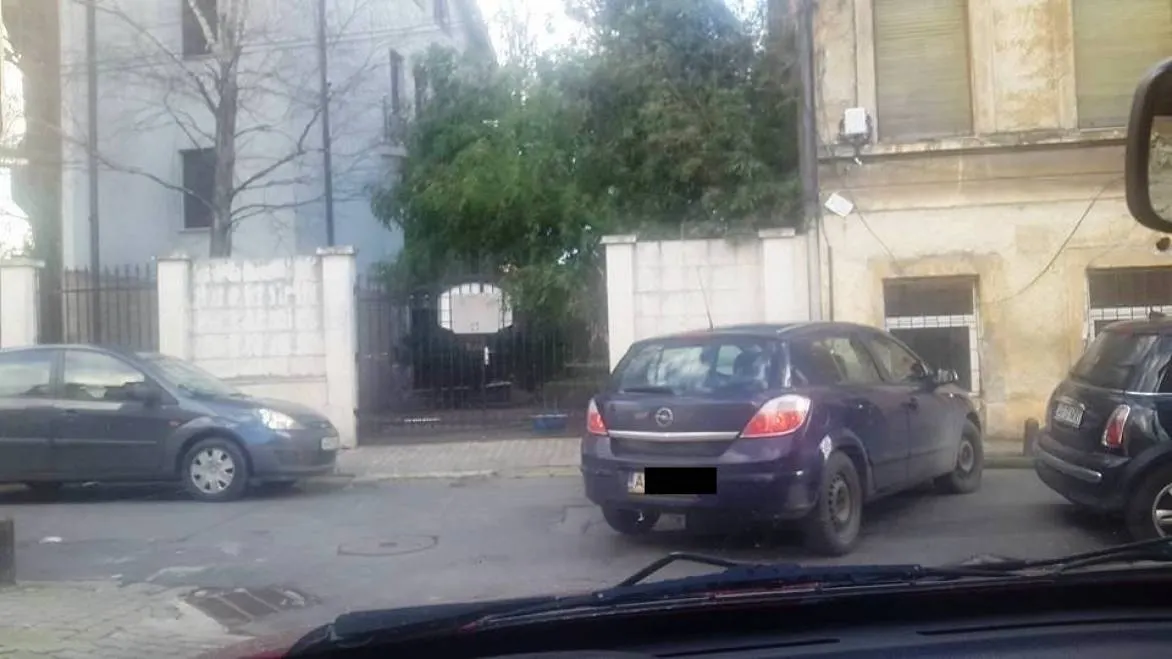 Imagini virale. De câte ori loveşte o şoferiţă din Arad o maşină ca să vireze dreapta