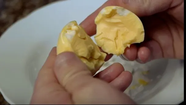 Cum să faci OMLETĂ fără să spargi coaja de OU