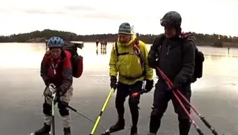 Au mers să patineze pe un lac înghețat, însă ce au găsit acolo i-a uimit. Imagini înduioșătoare