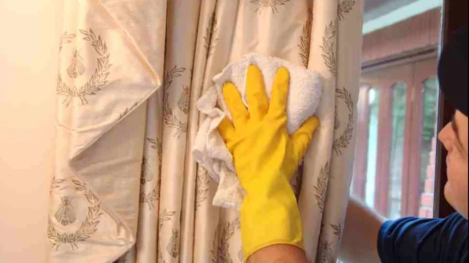 Cum să cureţi perdelele şi draperiile fără să le strici