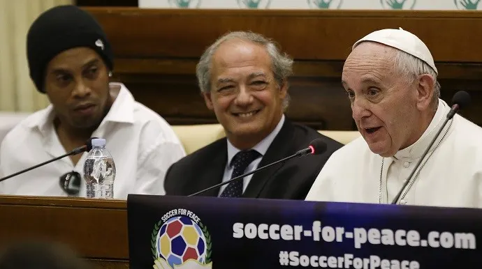 Papa Francisc s-a întâlnit cu Ronaldinho și a anunțat un nou "Meci pentru pace" la Roma