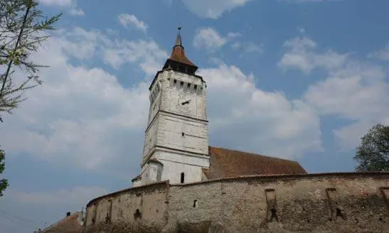 Panică în Braşov. Turnul unei bisericii s-a prăbuşit