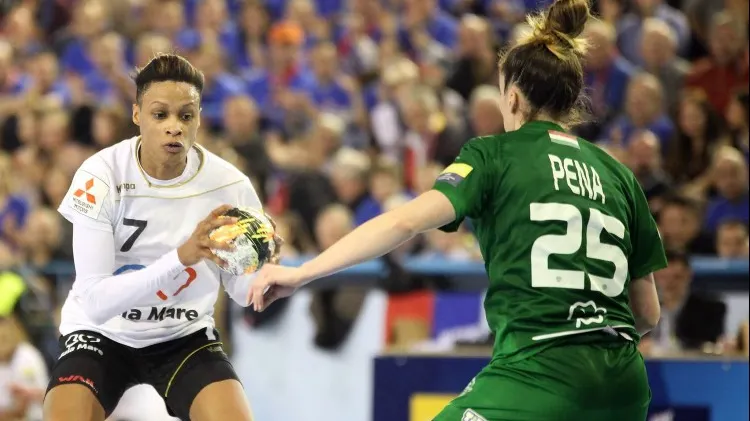Scandal cu iz rasist în handbalul românesc. "Sportiva Allison Pineau nu se poate opri din plâns”