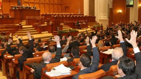Bani mai mulți pentru mame. Aleşii analizează astăzi două proiecte legislative