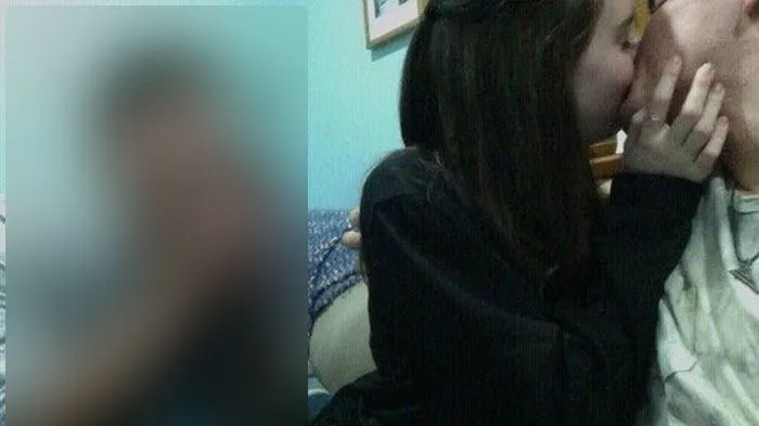 Poza care te lasă fără cuvinte. Ce se întâmplă în spatele celor 2 îndrăgostiți