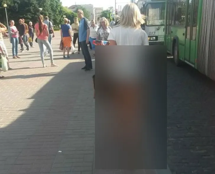 Cum a ieșit această femeie în centrul orașului. Nu mai are nicio jenă. Trecătorii au încremenit