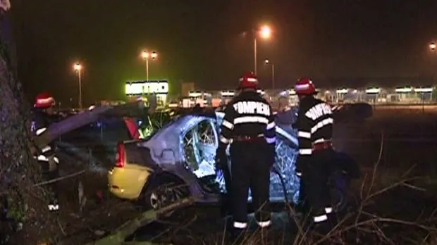 Accident pe DN1: un taxi a luat foc, după ce șoferul a intrat într-un copac