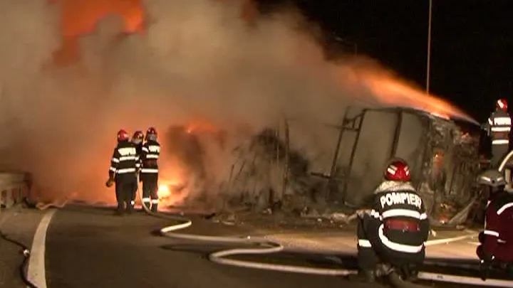 Incendiu pe A1. Un autotren a luat foc. Focul a fost stins