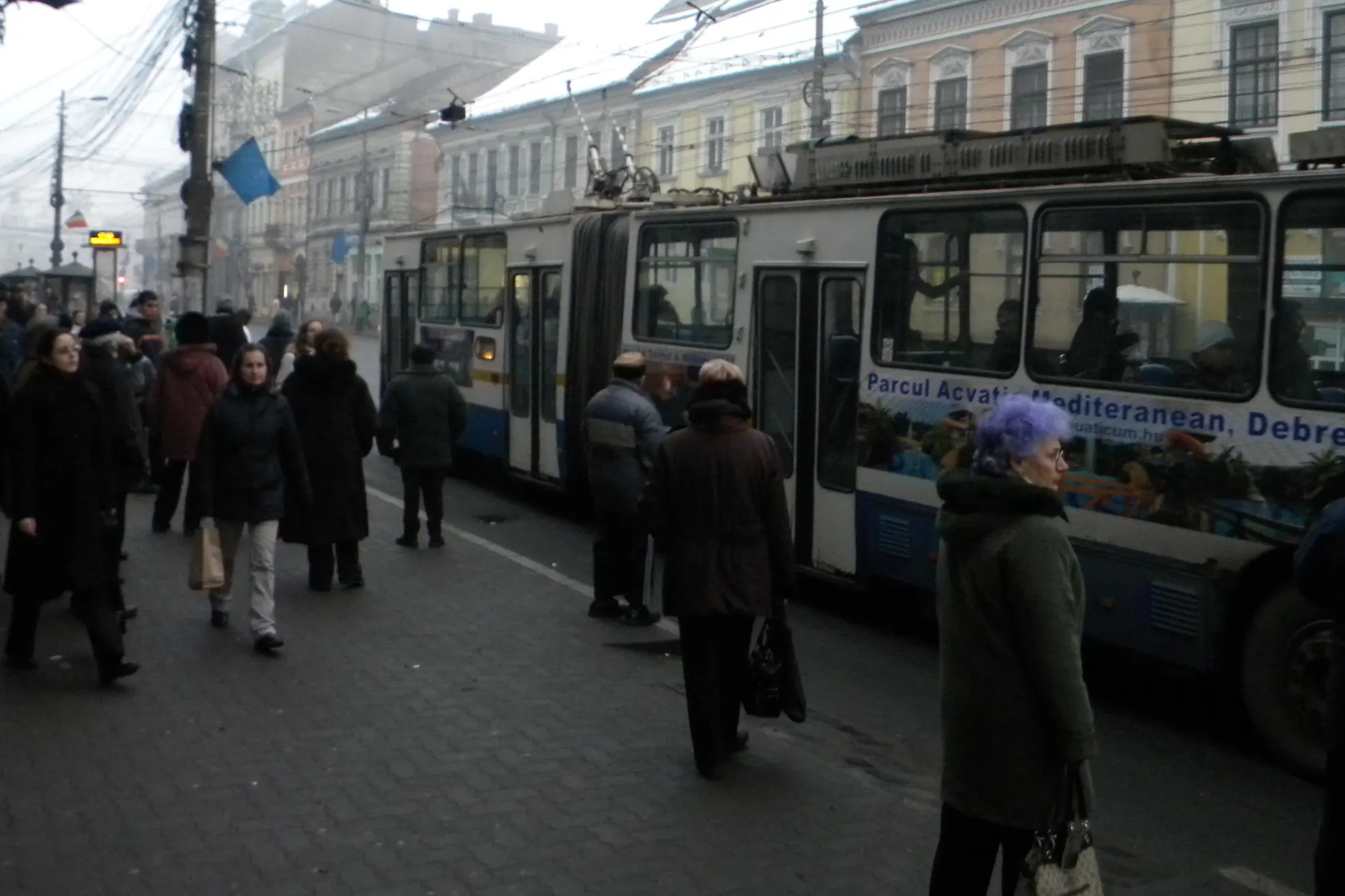 Panică în trafic, la Cluj: cauciucul unui troleibuz plin cu călători a explodat. O femeie, rănită