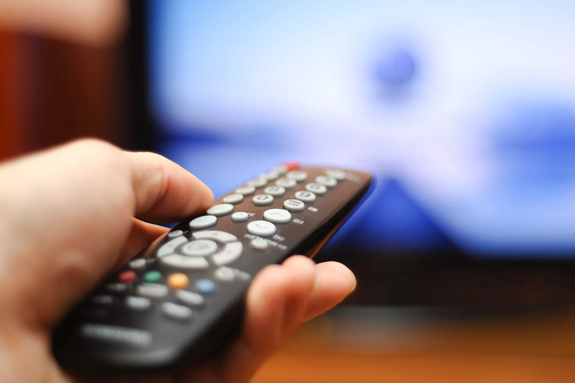 Studiu: câți români se uită la reclamele de la TV