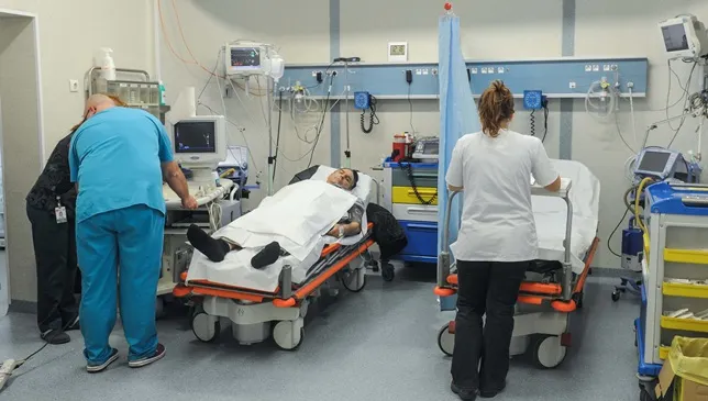 Medic de la Urgenţe, strâns de gât de un bătrân de 72 de ani. De ce s-a enervat pacientul