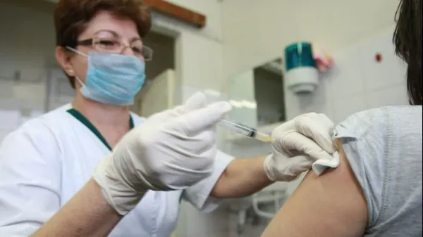 Vor fi părinţii obligaţi să îşi vaccineze copii? Noua lege a vaccinării, în curs de avizare