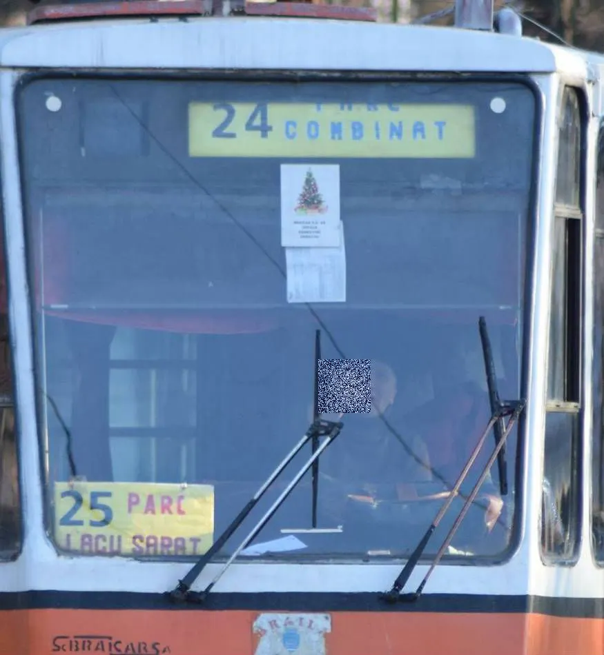 Ce a surprins un tânăr în fotografia unui tramvai din Brăila. Abia când a mărit poza a observat