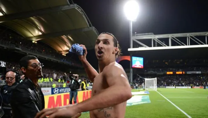 Un poliţist pe motocicletă, lovit de o maşină când escorta autocarul lui PSG. Ce a făcut Ibrahimovic