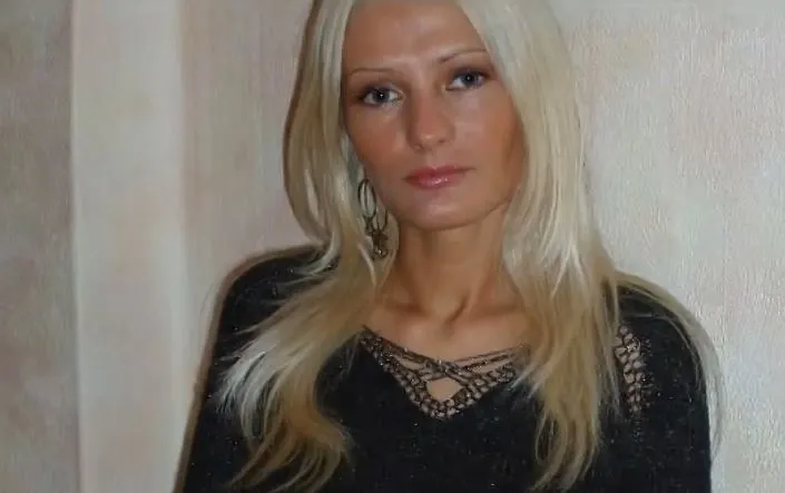 GROAZĂ! A cheltuit o avere pe operaţii ca să arate ca actriţele din filme pentru adulţi. S-a DISTRUS