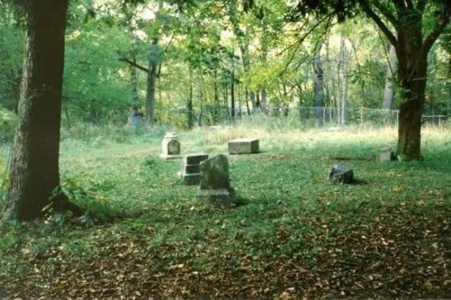 Acest cimitir e cel mai înfricoșător loc din lume. Seară de seară,printre morminte, se întâmplă asta