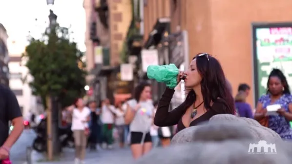 Cum au reacţionat bărbaţii când au văzut o brunetă sexy beată pe stradă. Toţi au vrut să...