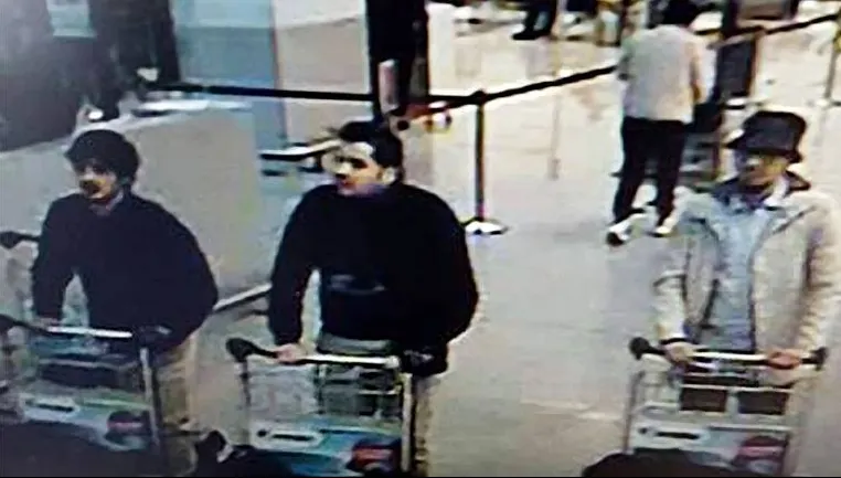 Bărbatul cu pălărie de pe aeroport, identificat drept Faycal Cheffou și inculpat! Este jurnalist