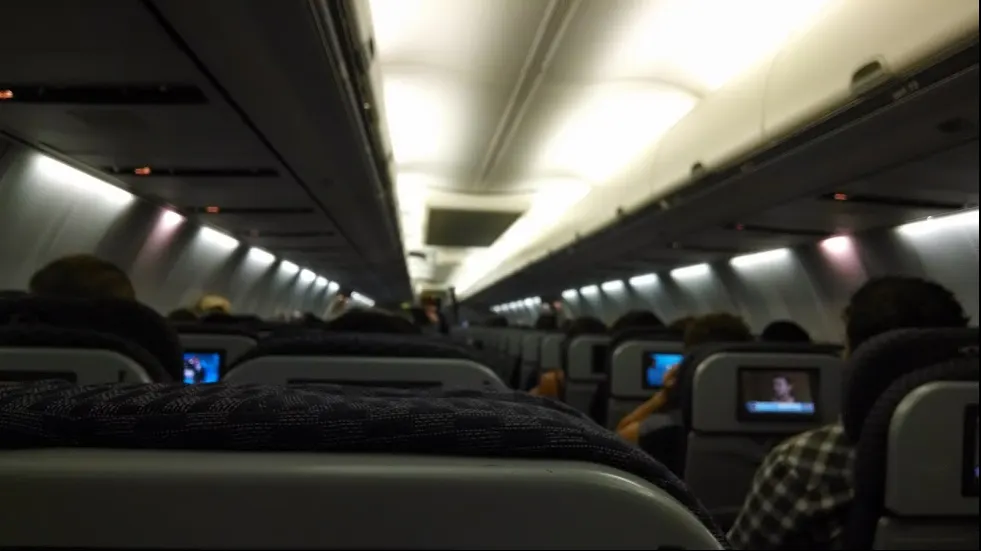 De ce se stinge lumina în avion la aterizare. Un pilot a rupt tăcerea