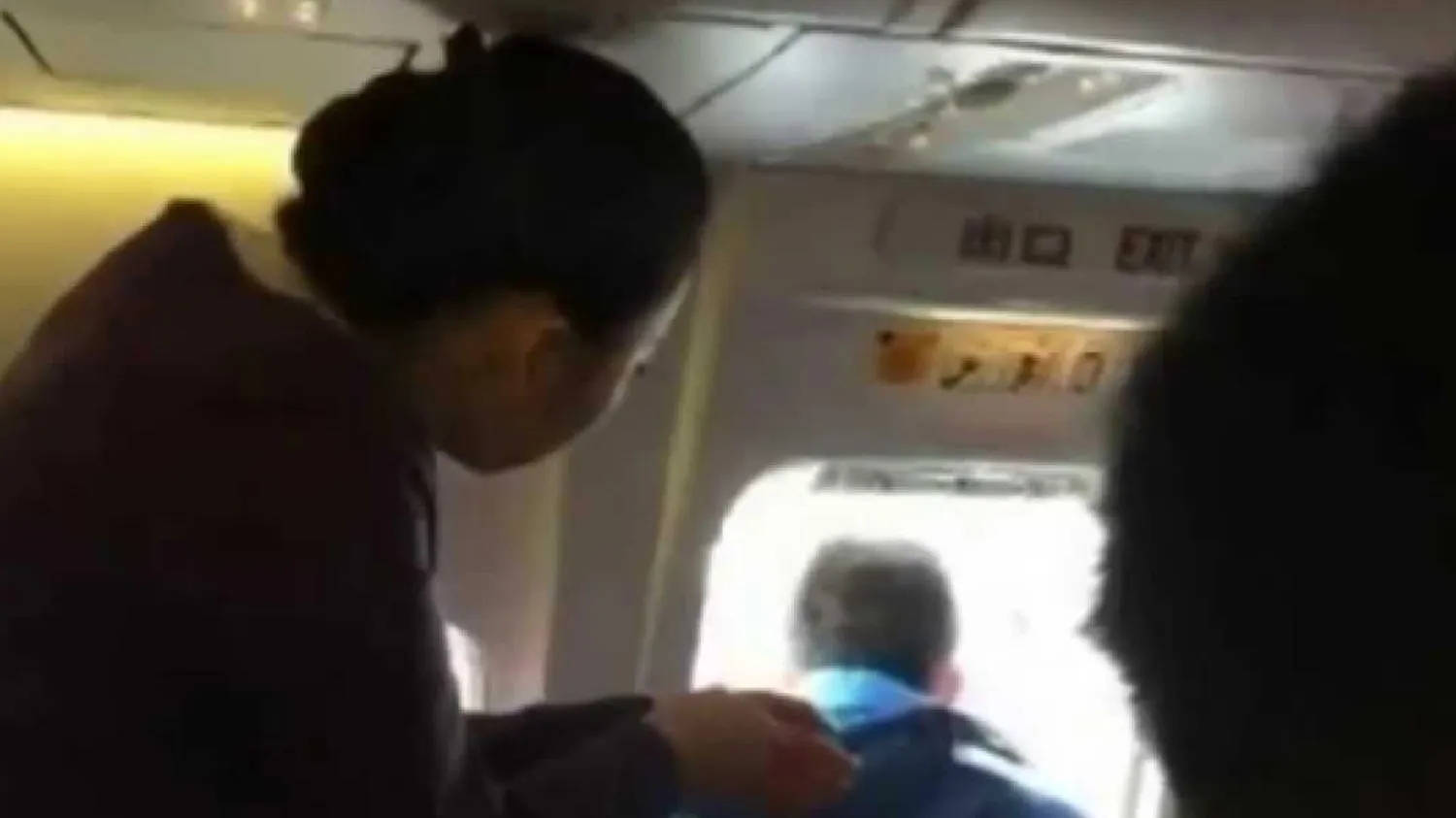 Voia "o gură de aer proaspăt" şi a deschis uşa de urgenţă a avionului. Pasagerii au fost îngroziţi