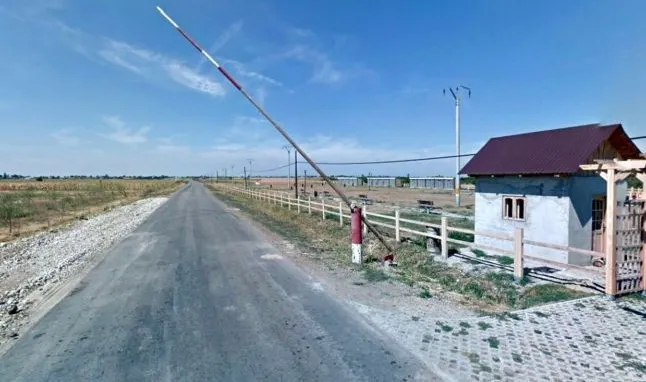 Singurul sat din România cu taxă de drum. Aici mașinile sunt oprite cu chitanțierul în mână