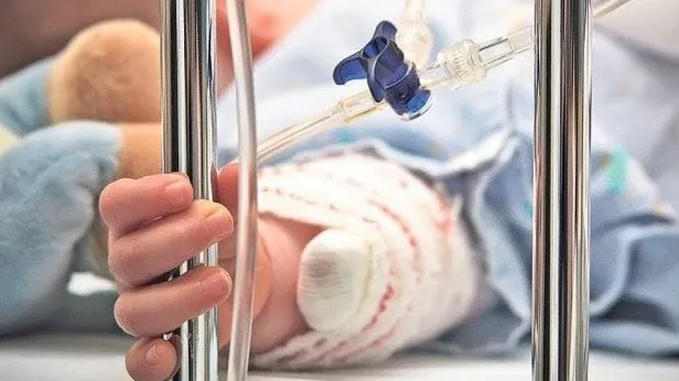 Bebeluș internat în spital - imagine cu notă sugestivă