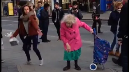 Cum a cucerit o bătrână inimile tuturor. S-a oprit pe stradă şi a făcut ceva incredibil