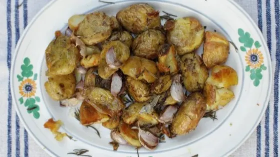 Cea mai simplă reţetă de cartofi la cuptor. Ingredientul secret care dă tot gustul