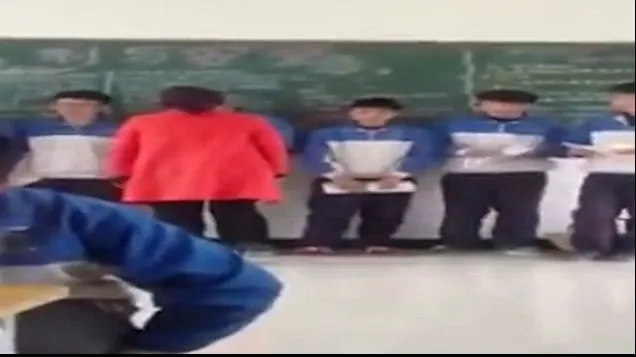 Aceşti elevi din China nu şi-au făcut tema de acasă. Profesoara i-a aliniat...Nu ştia că e filmată