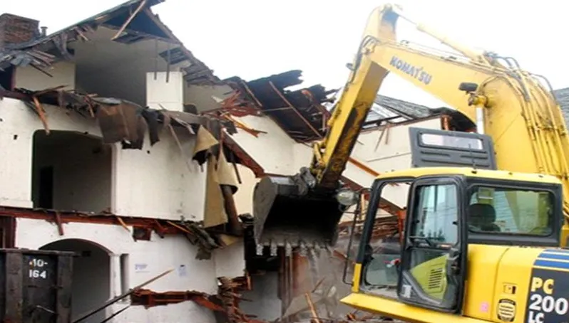 Metoda ciudată prin care un bărbat își salvează casa de la demolare. Ce face în fiecare noapte