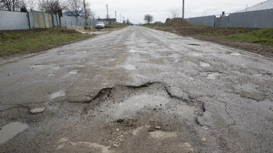 România veşnic surprinzătoare. Şi-au asfaltat singuri drumul, iar apoi Primăria i-a dat în judecată