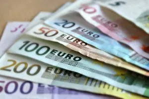 O femeie a reuşit să jefuiască două bănci, în Grecia, cu ajutorul unei bucăţi de hârtie