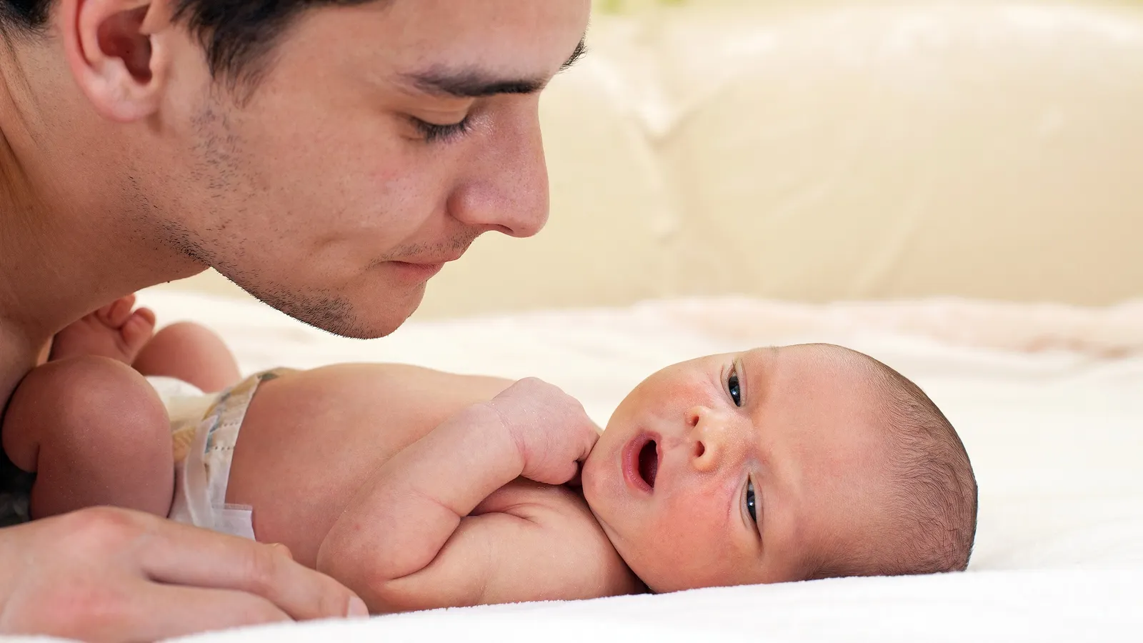 Senat: Taţii care au absolvit cursul de puericultură au 15 zile de concediu paternal în plus