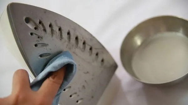 Cum cureţi rapid fierul de călcat. Ai nevoie doar de două ingrediente din bucătărie