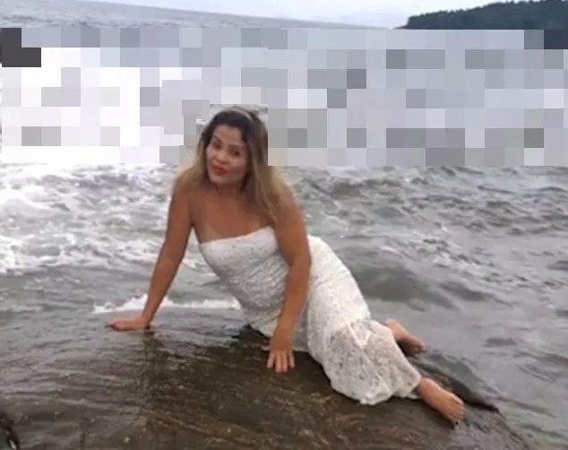 S-a aşezat pentru o fotografie. Nu bănuia ce se petrece în spatele ei. Ce a urmat e fabulos
