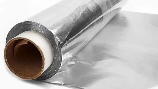 Înfășoară-ți mâinile și picioarele în folie de aluminiu, seara. Rezultatul este spectaculos