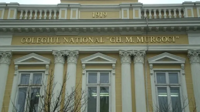 O elevă din Brăila a căzut de la etajul 3 al liceului. Medici: a încercat să se sinucidă