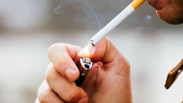 Fumatul INTERZIS, de astăzi, în spaţiile publice închise.Tot ce trebuie să ştii ca să nu fii amendat