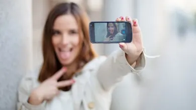 Moda periculoasă care face furori printre adolescente: cum au început să se fotografieze